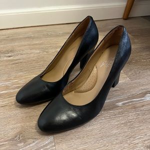 Black leather upper Aerosoles Heels 7.5 - extremely comfy!